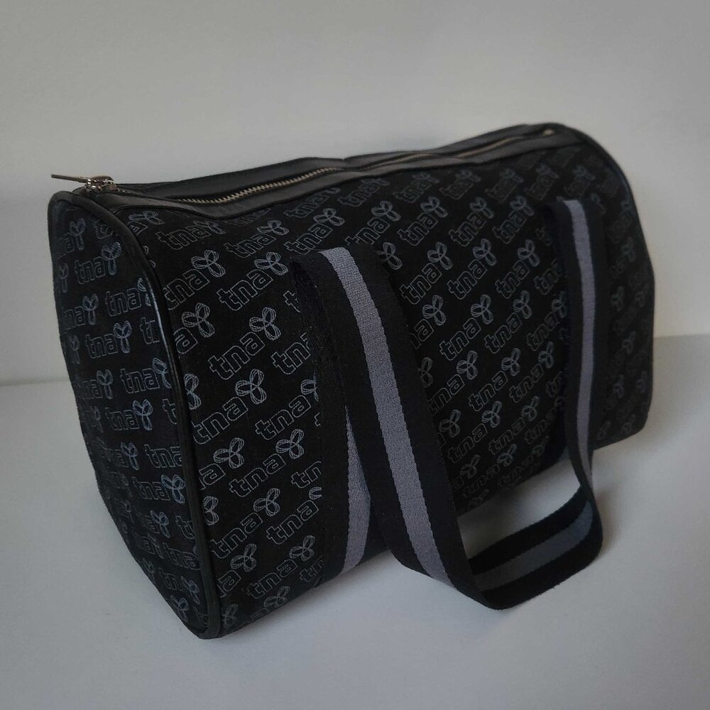 TNA Tote Bag Black/Grey Logo Allover – Zip Top